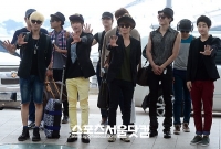 [SS Photo] 空港で叫ぶ「SUPER JUNIORです！」