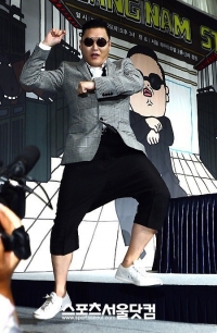 PSY、英UKチャート1位