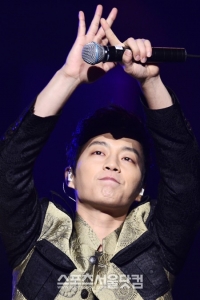 [SSphoto] ドゥジュン、「Put your hands up！」