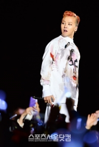 [SSphoto] G-DRAGON、PSY先輩をサポートします！