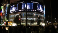 東方神起LIVE映像に西武新宿駅前ユニカビジョンにファンが殺到！