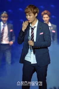 [SSphoto] EXO LAY、投げキッスの主人公は誰？