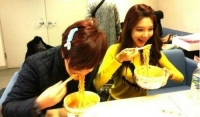 少女時代 スヨン＆ユン・ドヒョン、ラーメンをすする食べっぷりにネット民たち「うまそう！」