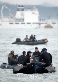 [SSphoto] 沈没したセウォル号、「捜索準備中の救助隊員たち」