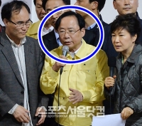 ［韓国旅客船沈没事故］ 遺族の前で記念撮影する“バカ官僚”！職位剥奪に