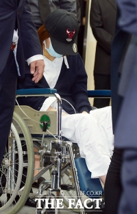 [Photo] 故クォン・リセの出棺、「車椅子に座って参席したソジョン」
