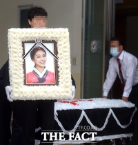 [Photo] 故クォン・リセの出棺、「遺影の笑顔だけが残って..」