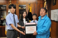 東京韓国学校、民団に熊本地震義援金伝達