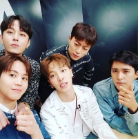 BEAST、和気あいあいとした“5人”写真公開