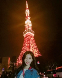 DIA チェヨン、夜の東京タワーを背景に記念写真を公開