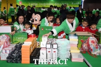 【Photo】イ・ジュンギ＆シン・セギョン、ミッキーマウスが子どもたちのためにクリスマスプレゼントを用意