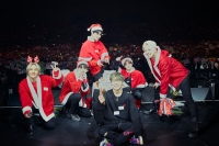 iKON、クリスマスイブライブでBOBBYの誕生日をファンと一緒にサプライズでお祝い！