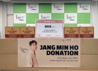 チャン・ミンホのファン、助けが必要な青少年たちにお菓子袋詰めセットを寄付