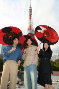 主演チ・チャンウク＆ウィ・ハジュン＆イム・セミが東京タワーをバックに和傘で記念撮影！『最悪の悪』はディズニープラススターで9月27日より独占配信開始！