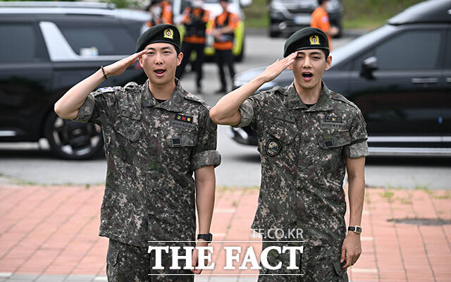 【Photo】BTSのRMとVが軍除隊!